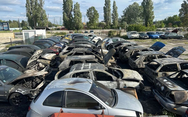 Parkoló autókat gyújtott fel egy ismeretlen garázdálkodó Pozsonyban
