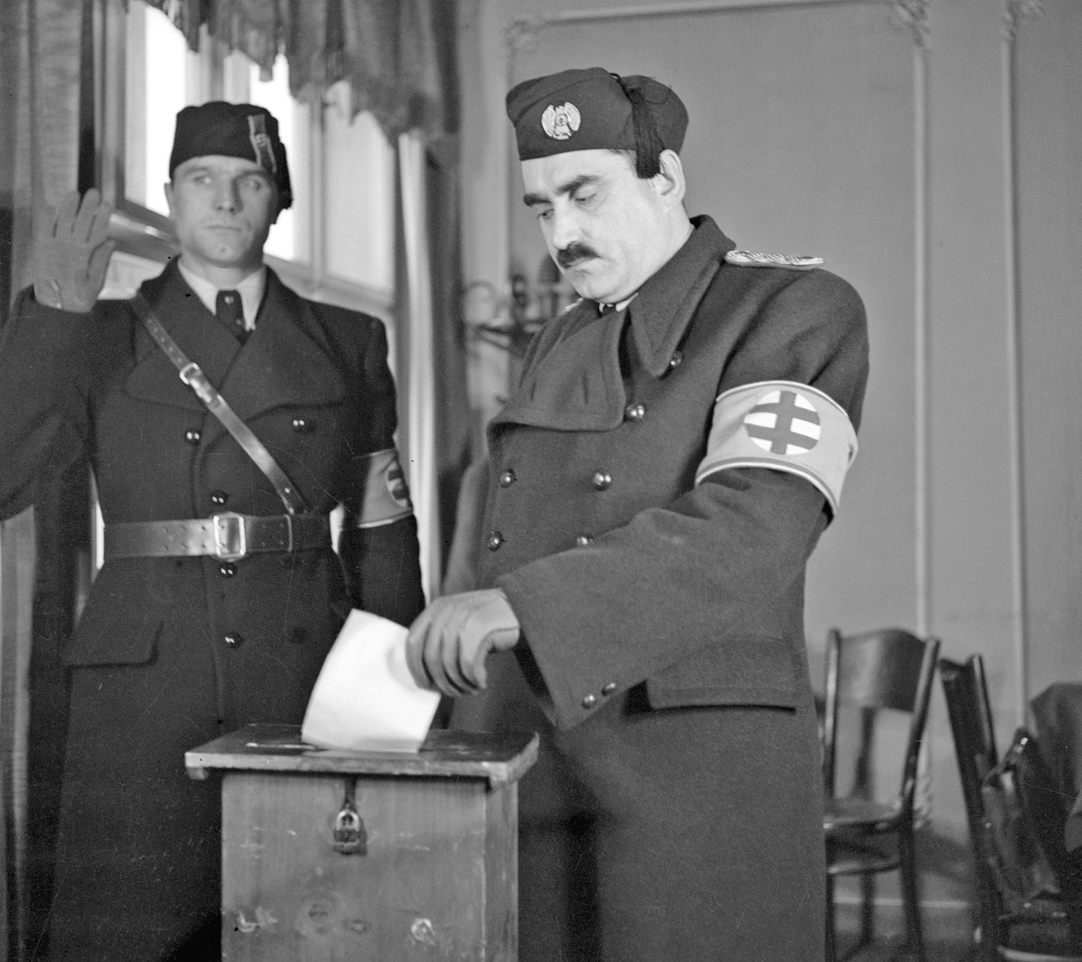 Karol Sidor, a Hlinka Gárda főparancsnoka leadja a szavazatát