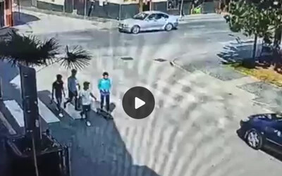 Vérfagyasztó videón, ahogy a 18 éves biciklis egy autónak hajt