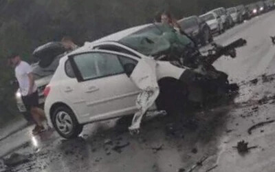 TRAGÉDIA: Frontálisan ütközött két autó, egy személy elhunyt