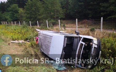 SÚLYOS BALESET: Defektet kapott, lehajtott az útról a 13 személyt szállító teherjármű