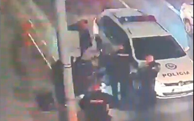 VIDEÓ: Zavartan, kiabálva futott a rendőrökhöz a férfi, azt állította, hogy el akarják rabolni – végül kétszer kellett újraéleszteni 
