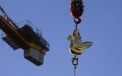 Visszahelyezték a kakast a párizsi Notre-Dame-székesegyház tornyára