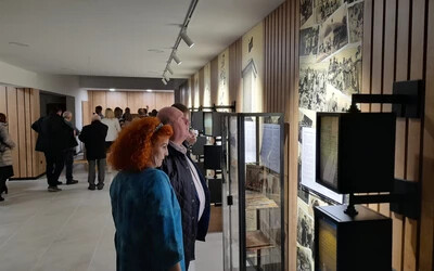 Az előcsarnokban egy állandó helytörténeti kiállítás kapott helyet (A szerző felvétele)