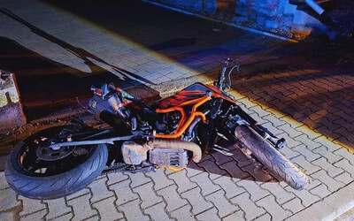 TRAGÉDIA: Előbb egy parkoló autónak, majd egy betonfalnak ütközött a 22 éves motoros