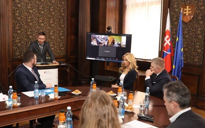 Az alábbi fotó a Kotlár által szervezett konferencián készült, amelyen szóba került az emberi jogok megsértése is. A meghívottak között ül Martina Šimkovičová és Robert Fico is