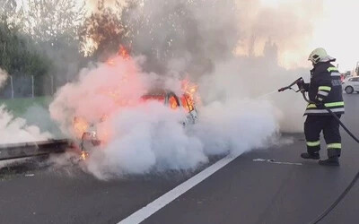 A mosonmagyaróvári tűzoltók az autópályán égő autót oltottak. 