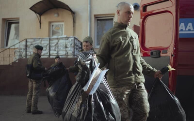 A szállítmány egy részét az ungvári katonai és rendőrségi bázison pakolták le 