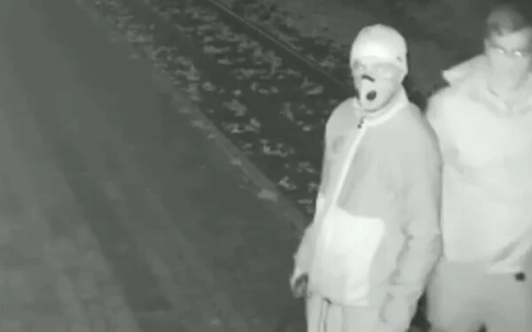 Videón a két vandál, akik összegraffitizték egy vonat szerelvényét