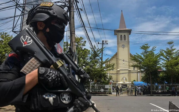 Öngyilkos merénylet történt egy indonéziai katolikus templomnál