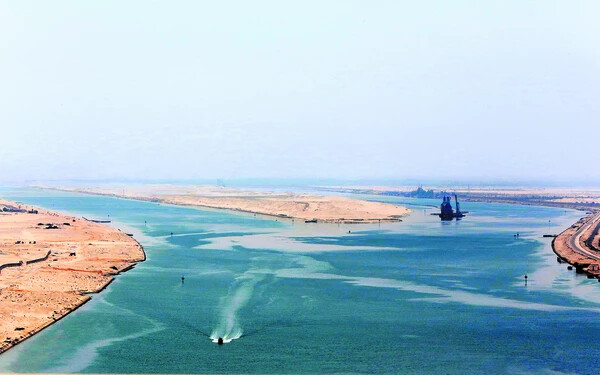 A Szuezi-csatorna új szakaszának bejárata Egyiptomban, Iszmáilijánál (jobbra). A csatornán vándorolnak át az invazív fajok a Vörös-tengerből a Földközi-tengerbe, aminek a tudósok szerint pusztító következményei lehetnek.