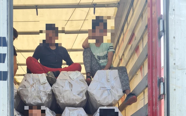 Hét afgán menekültet talált a rendőrség egy török kamionban Ipolyságon