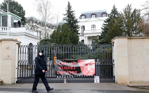  Richárd küldte, ekkor: Ma, 17:35-kor Policajt kráča okolo posteru, ktorí umiestnili demonštranti na bráne ruského veľvyslanectva  v Prahe 16. apríla 2021.