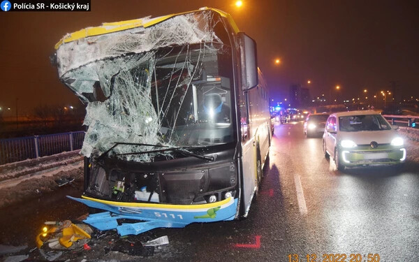 Szóróautónak ütközött egy autóbusz, többen megsérültek