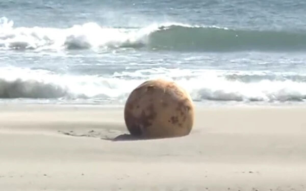 VIDEÓ: Rejtélyes fémgömböt találtak Japán egyik tengerpartján