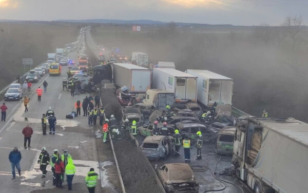 Öt kamion és 37 autó ütközött, mindkét irányban lezártá–k az M1-es autópályát Herceghalomnál