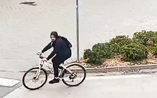 Egy kerékpáros kikapta egy járókelő kezéből a pénztárcáját – Felismeri a férfit?
