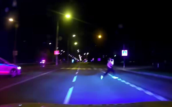 VIDEÓ: Bedrogozva, lopott motorral menekült a rendőrök elől egy szlovákiai férfi