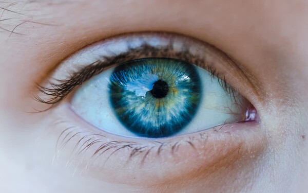 Barnáról kékre változott a szeme egy gyermeknek, miután beadták neki a koronavírus elleni gyógyszert
