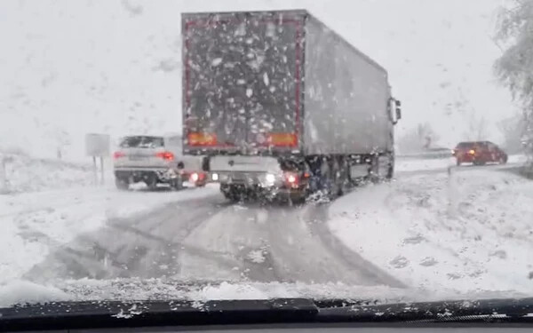 Nehezen járható utak, fennakadásokat okoz a havazás
