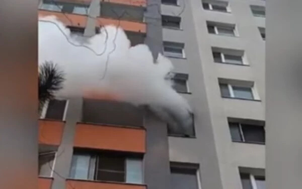 VIDEÓ: Evakuálták a panelházat, miután lángok csaptak fel az egyik lakásban