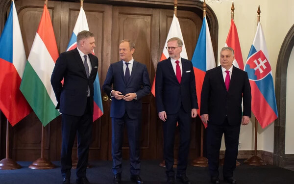 A képen balról jobbra: Robert Fico, Donald Tusk, Petr Fiala és Orbán Viktor (TASR-felvétel)