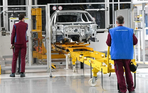 Tombol a munkaerőhiány, a Volkswagen több száz dolgozót keres