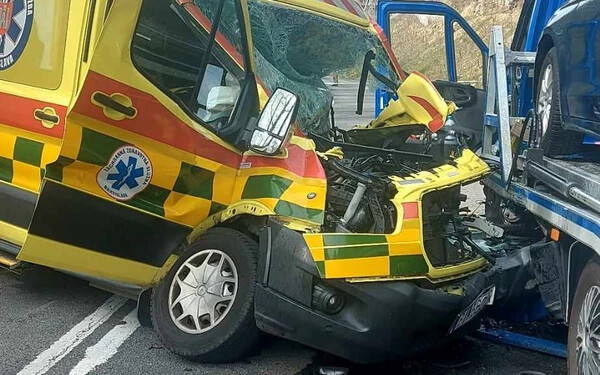 TRAGÉDIA: Frontálisan ütközött a mentővel a vontatóautó, elhunyt a mentős