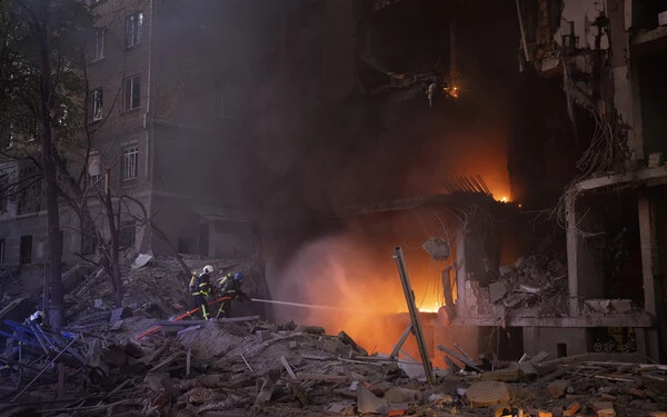 Az orosz erők Kijevet is többször lőtték rakétákkal. A képen az április 28-i támadás után keletkezett tűz oltása látható. (TASR/AP-felvétel)
