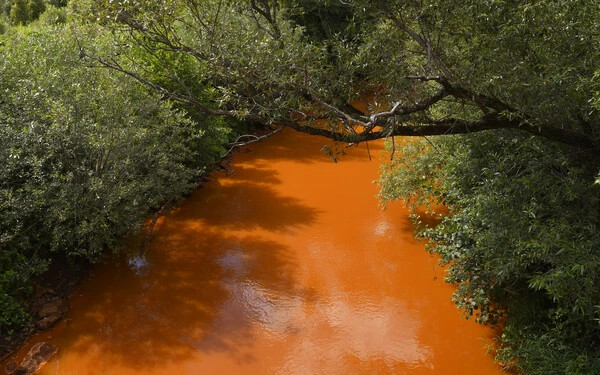 A szennyeződés nagyon magas vastartalmának, lényegében a nagyon finomszemű rozsdának a folyóba kerülése miatt változott a Sajó színe vörösre, egyes helyeken sötét narancssárgára (TASR-felvétel)
