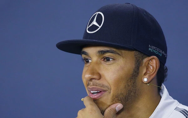 Hamilton 2015 után is maradna a Mercedesnél