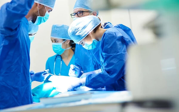 Három lábbal született kislányt operáltak meg sikerrel ausztrál sebészek