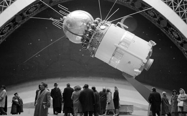 Látogatók egy Szputnyik műholdnál a Népgazdasági Eredmények Kiállításán, ahol a Szovjetunió gazdasági, műszaki és tudományos életét mutatják be. Moszkva, 1965. október 13. (Képünk illusztráció)