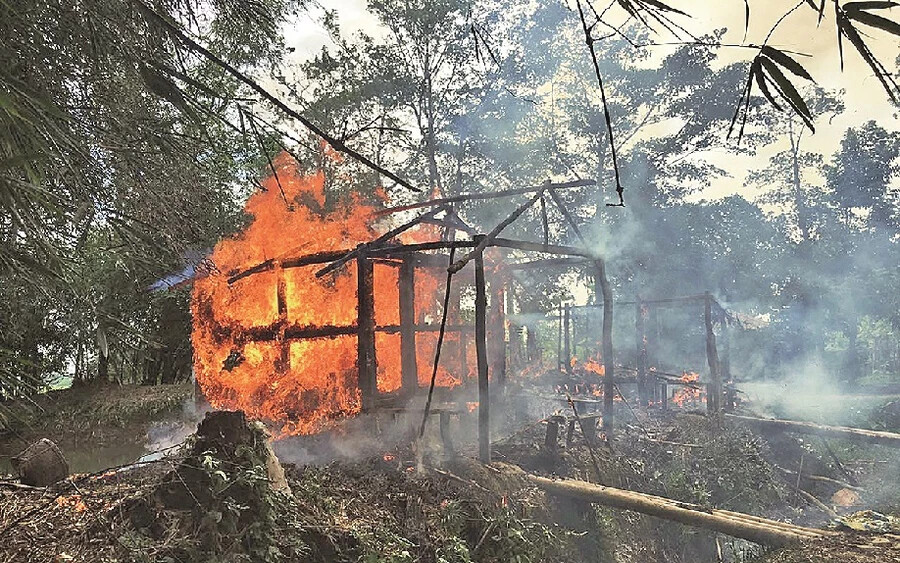 Égő kunyhó egy rohingya faluban 2017-ben