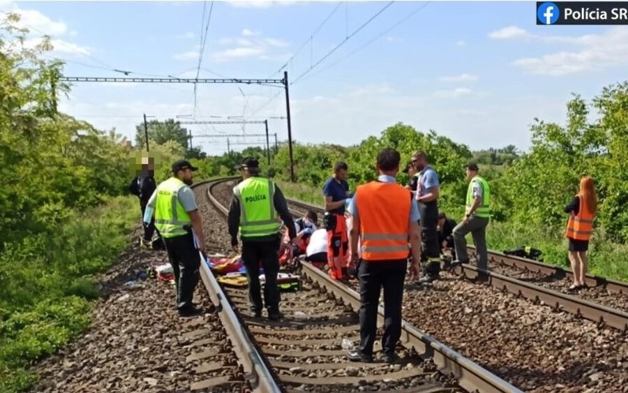 Tragédia – Vonat ütött el két kislányt Pozsonyban, egyikük meghalt
