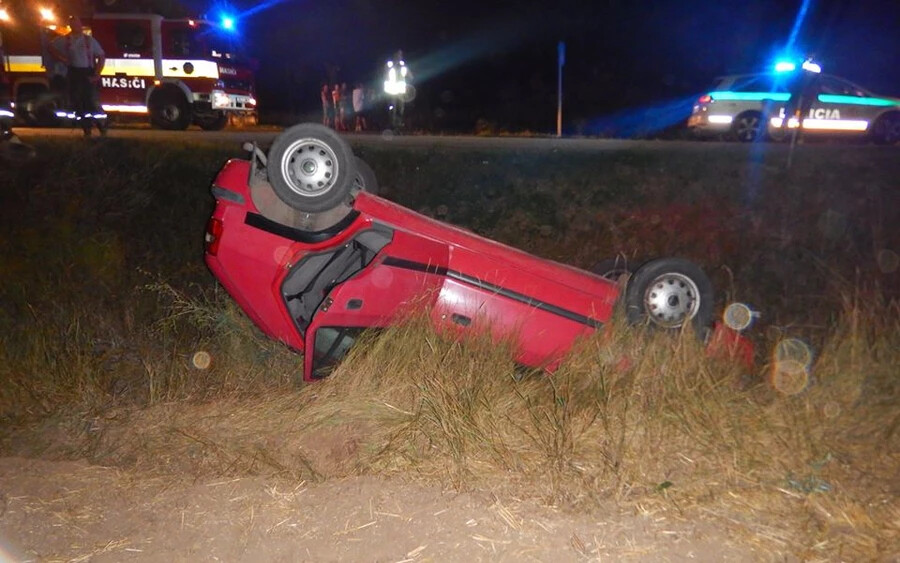 Komáromi járás – balesetet szenvedett, majd elmenekült a 20 éves részeg sofőr