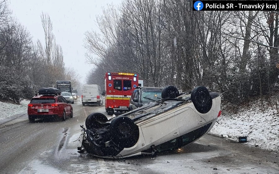 Több baleset is történt a sűrű havazás miatt Nagyszombat megyében