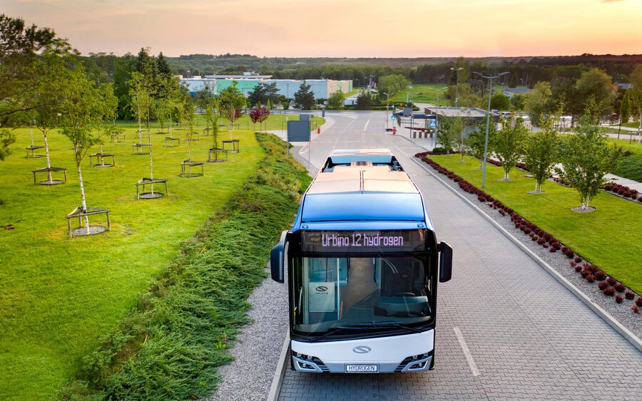 Az utasok már elindulás után érzékelni fogják, miben különbözik a hidrogén üzemanyagcellás autóbusz a klasszikus buszoktól.