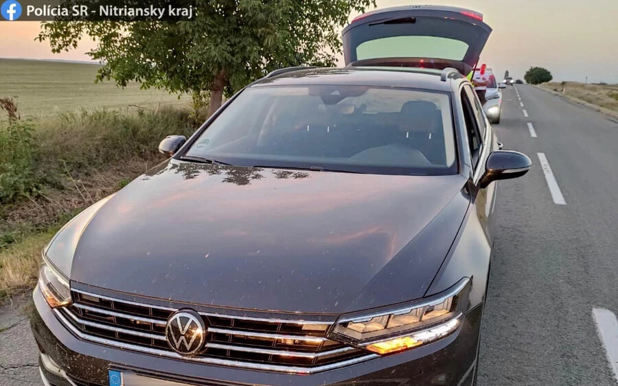 Mozgó járműből ugráltak ki az illegális határátlépők az autóból Érsekújvár és Párkány között