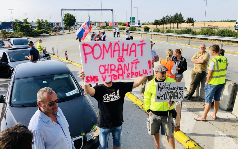 GALÉRIA: A tüntetők lezárták a Dunacsún–Rajka határátkelőt