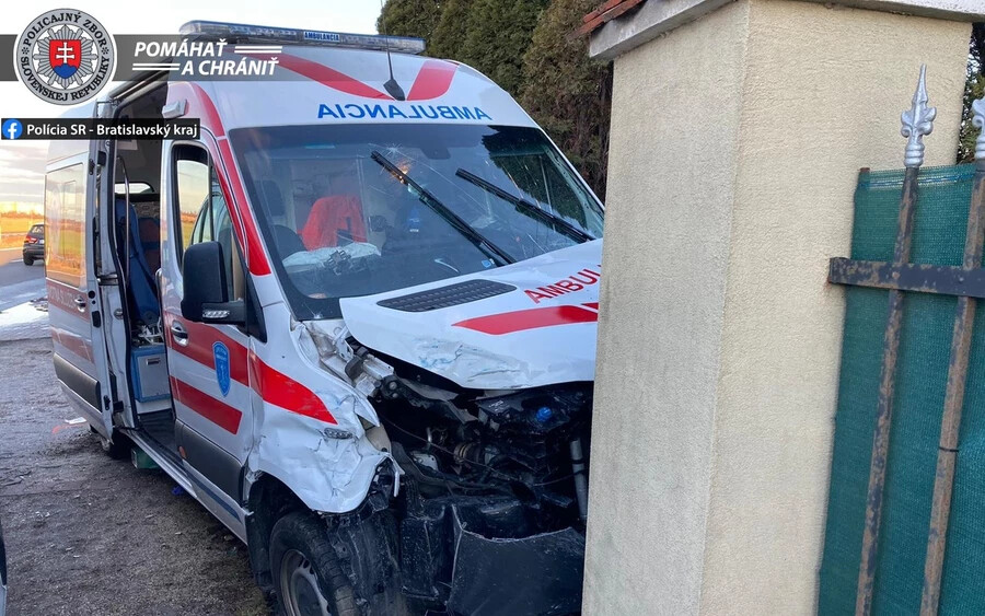 Egy mentő- és egy személyautó ütközött szilveszter napján Magyarbélen