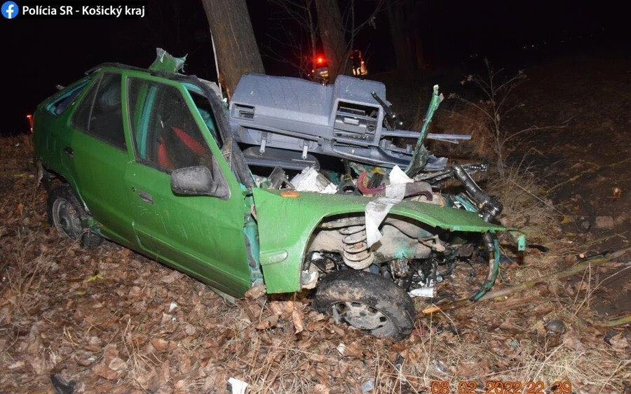 A felismerhetetlenségig összeroncsolódott az autó, a 25 éves sofőr a helyszínen életét vesztette