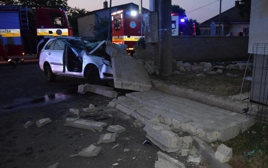 SÚLYOS BALESET: letarolta a betonkerítést a 16 éves fiú