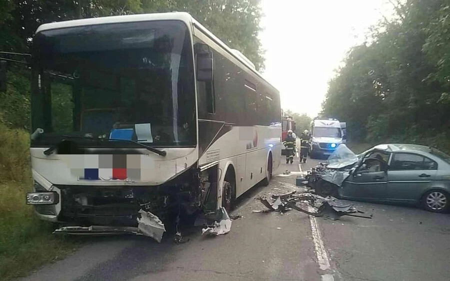 Egy autóbusz és egy személyautó ütközött frontálisan