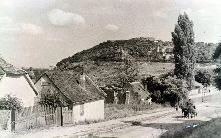 A tabáni Naphegy utca, szemben a Gellért-hegy az Orom utca és a Bérc utca házaival 1917-ben. Fotó: Fortepan / Lettner József