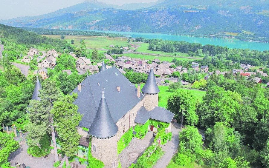 A Château de Picomtal az Hautes-Alpes megye Crots falujában, a gyönyörű Lac de Serre-Poncon közelében