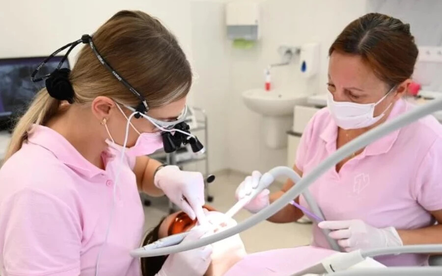 "Idén is az állami egészségbiztosítás teljes mértékben fedezi a fogszuvasodás kezelését. Ez még akkor is így van, ha a beteg tavaly nem vett részt megelőző vizsgálaton" - mondta Zuzana Eliášová, az egészségügyi minisztérium szóvivője.