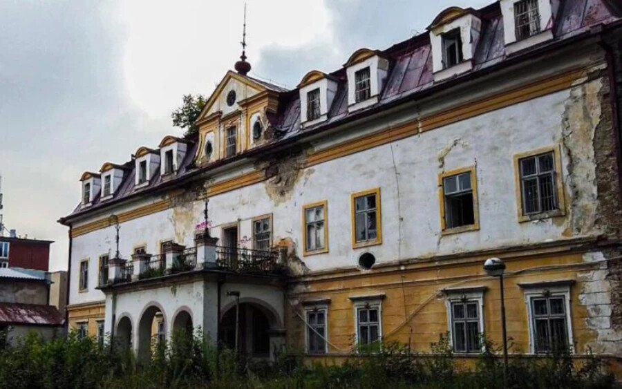 Szlovákia egyik legkiemelkedőbb elhagyatott épületeket felfedező személye, Marcelito. Ezúttal a zsolnai Biccsefalu (Bytčica) egykori pszichiátriai kórházát látogatta meg, ami egyébként egy kastély.