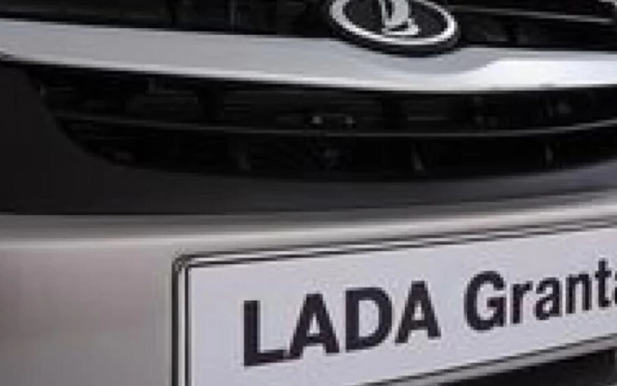Az AvtoVAZ közölte, hogy az izsevszki üzem átáll a Lada modell elektromos változatának gyártására. Az autógyártó júniusban indította újra az autók gyártását Togliattiban, miután tavasszal a szankciók okozta elektronikai alkatrészhiány miatt részlegesen leállt a termelés.