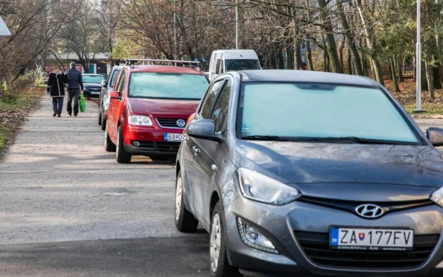 A parkolásra vonatkozó új szabály értelmében általánosan tilos lesz a járdákra állni az autókkal. 